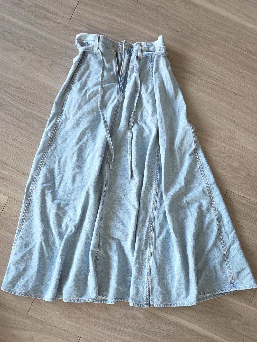NWOT Levi's Xlong Light Wash Denim Skirt. Size 24.